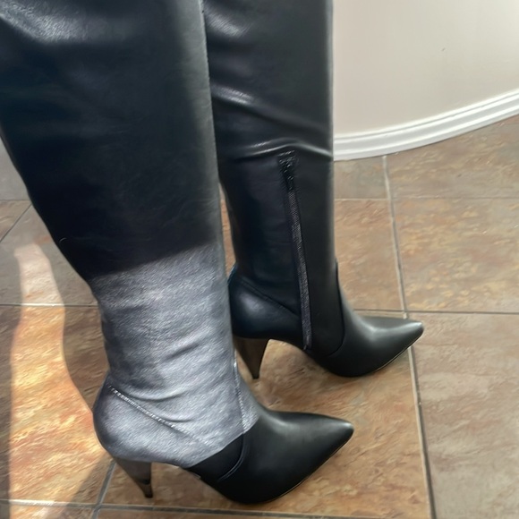 NEW BCBG KNEE HIGH BLACK BOOTS 7.5 - Picture 2 of 3
